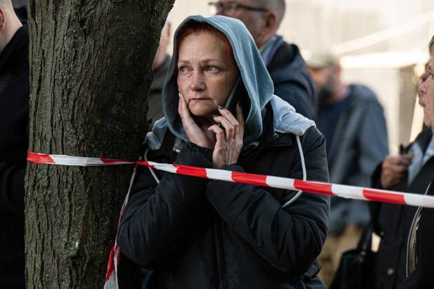 1 killed and 32 wounded in a Russian attack on Kyiv KYIV, UKRAINE - MAY 14: A local resident reacts at the site of a Russian missile attack in Kyiv, Ukraine on May 14, 2026. Danylo Antoniuk Anadolu Kyiv Ukraine. Editorial use only. Please get in touch for any other usage.  Copyright: x2026xAnadoluxDanyloxAntoniukx