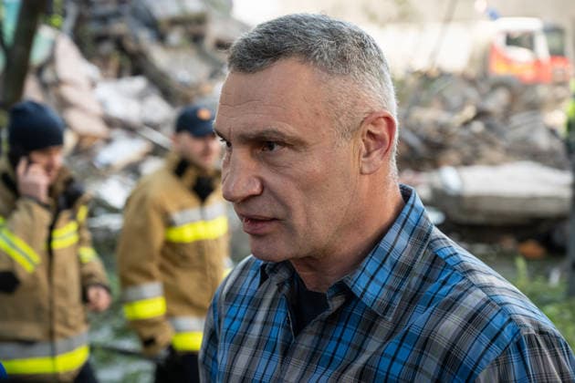 1 killed and 32 wounded in a Russian attack on Kyiv KYIV, UKRAINE - MAY 14: Mayor of Kyiv Vitalii Klychko speaks to the press at the site of a Russian missile attack in Kyiv, Ukraine on May 14, 2026. Danylo Antoniuk Anadolu Kyiv Ukraine. Editorial use only. Please get in touch for any other usage.  Copyright: x2026xAnadoluxDanyloxAntoniukx