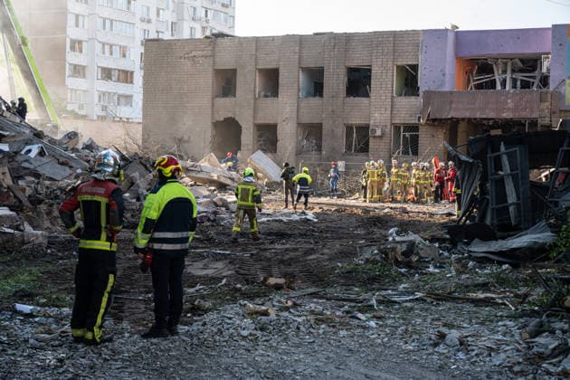 1 killed and 32 wounded in a Russian attack on Kyiv KYIV, UKRAINE - MAY 14: Emergency services work at the site of a Russian missile attack in Kyiv, Ukraine on May 14, 2026. Danylo Antoniuk Anadolu Kyiv Ukraine. Editorial use only. Please get in touch for any other usage.  Copyright: x2026xAnadoluxDanyloxAntoniukx
