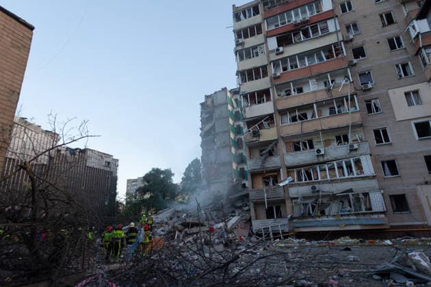 Kyiv comes under massive attack of Russian drones and missiles Rescuers from the State Emergency Service conduct emergency operations near nine-storey apartment blocks damaged by a missile and drone strike in Kyiv, Ukraine, on May 14, 2026. The incident involves the deployment of more than 670 drones and 56 missiles, resulting in damage to 11 multi-storey residential buildings, cars, a supermarket, two car dealerships, two petrol stations, a business centre, and a service station. At least one person is reported dead, and 33 are injured, including a two-month-old baby. Kyiv Ukraine Copyright: xKirillxChubotinx originalFilename: ukrinform-kyivcome260514_npBLg.jpg