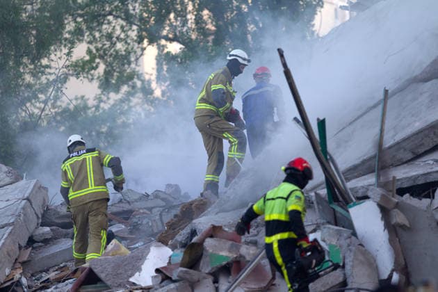 Kyiv comes under massive attack of Russian drones and missiles Rescuers from the State Emergency Service conduct emergency operations at a nine-storey apartment block damaged by a missile and drone strike in Kyiv, Ukraine, on May 14, 2026. The incident involves more than 670 drones and 56 missiles, affecting 11 multi-storey residential buildings, cars, a supermarket, two car dealerships, two petrol stations, a business centre, and a service station. At least one person is killed, and 33 are injured, including a two-month-old baby. Kyiv Ukraine Copyright: xKirillxChubotinx originalFilename: ukrinform-kyivcome260514_npDZT.jpg
