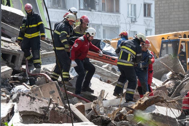 1 killed and 32 wounded in Russian attack on Kyiv KYIV, UKRAINE - MAY 14: Emergency services carry a body of a victim of a Russian missile strike at a residential area in Kyiv, Ukraine on May 14, 2026. Danylo Antoniuk Anadolu Kyiv Ukraine. Editorial use only. Please get in touch for any other usage.  Copyright: x2026xAnadoluxDanyloxAntoniukx
