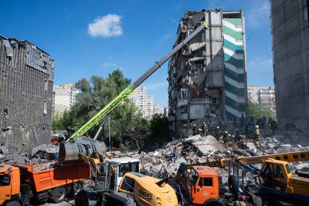 1 killed and 32 wounded in Russian attack on Kyiv KYIV, UKRAINE - MAY 14: A view of the residential building damaged in a Russian missile strike in Kyiv, Ukraine on May 14, 2026. Danylo Antoniuk Anadolu Kyiv Ukraine. Editorial use only. Please get in touch for any other usage.  Copyright: x2026xAnadoluxDanyloxAntoniukx