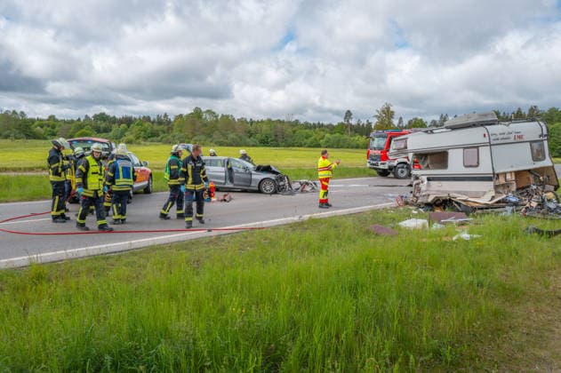 Two seriously injured in head-on collision with motorhome on the B32 near Altshausen Altshausen Germany 14 May 2026 Emergency services and rescue helicopter after serious traffic accident on the B32 federal highway near Altshausen Two people were seriously injured after a head-on collision with a Copyright: xEibner-Pressefotox EP_EER