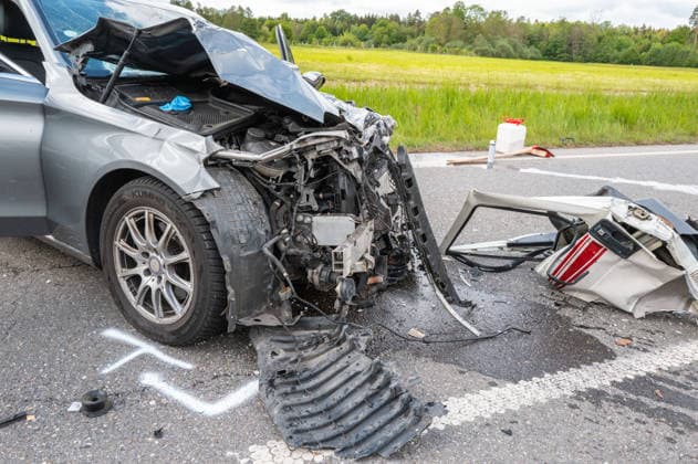 Two seriously injured in head-on collision with motorhome on the B32 near Altshausen Altshausen Germany 14 May 2026 Emergency services and rescue helicopter after serious traffic accident on the B32 federal highway near Altshausen On the right is the door of Copyright: xEibner-Pressefotox EP_EER