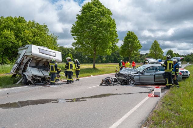 Two seriously injured in head-on collision with motorhome on the B32 near Altshausen Altshausen Germany 14 May 2026 Emergency services and rescue helicopter after serious traffic accident on the B32 federal highway near Altshausen Two people were seriously injured after a head-on collision with a Copyright: xEibner-Pressefotox EP_EER