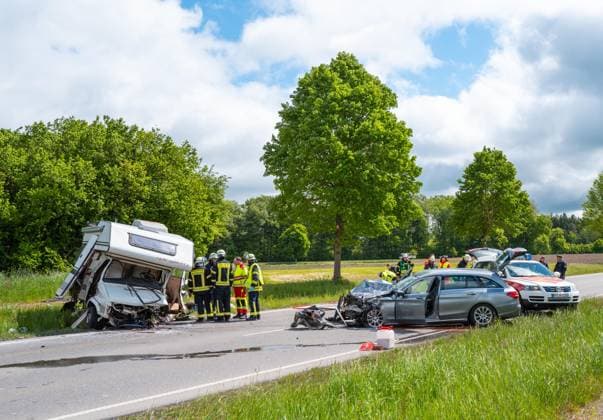 Two seriously injured in head-on collision with motorhome on the B32 near Altshausen Altshausen Germany 14 May 2026 Emergency services and rescue helicopter after serious traffic accident on the B32 federal highway near Altshausen Two people were seriously injured after a head-on collision with a Copyright: xEibner-Pressefotox EP_EER
