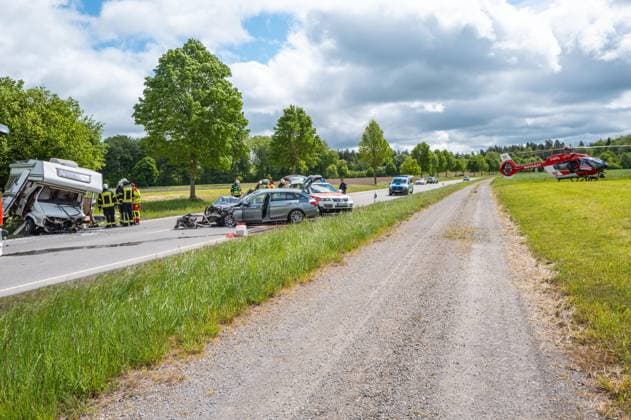 Two seriously injured in head-on collision with motorhome on the B32 near Altshausen Altshausen Germany 14 May 2026 Emergency services and rescue helicopter after serious traffic accident on the B32 federal highway near Altshausen Two people were seriously injured after a head-on collision with a Copyright: xEibner-Pressefotox EP_EER