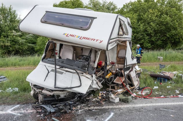 Two seriously injured in head-on collision with motorhome on the B32 near Altshausen Altshausen Germany 14 May 2026 Emergency services and rescue helicopter after serious traffic accident on the B32 federal highway near Altshausen Two people were seriously injured after a head-on collision with a Copyright: xEibner-Pressefotox EP_EER