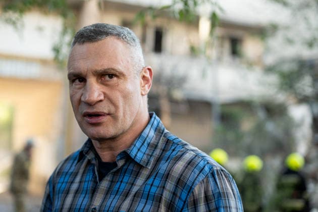 Kyiv city head Vitali Klitschko visits a scene of a Russian missile and drone strike in Kyiv, Ukraine, on May 14, 2026. Russia launched a massive attack on the Ukrainian capital, deploying more than 670 strike drones and 56 missiles of various types. The attack damaged 11 multi-storey residential buildings, cars, a supermarket, two car dealerships, two petrol stations, a business centre, and a service station. At least five people were killed, and 40 people were injured, including an infant. (Photo by Danylo Antoniuk Ukrinform) Kyiv comes under massive attack of Russian drones and missiles Copyright: xDanyloxAntoniukx