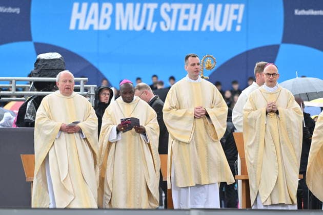 Bischof Franz Jung aus Wuerzburg (v.r.), Benedict Duerrlauf (Dürrlauf), Diakon, Bad Kissingen, Bischof John Chrisostom Ndimbo, Peramiho Tansania und Albin Kraemer (Krämer), Bischofsvikar für den Katholikentag, Wuerzburg, beten waehrend der Gemeinsamen Eucharistiefeier am Hochfest Christi Himmelfahrt beim Katholikentag in Wuerzburg (Foto vom 14.05.2026). Bis Sonntag werden beim 104. Deutschen Katholikentag unter dem biblischen Leitwort Hab Mut, steh auf! mehrere zehntausend Teilnehmende zu insgesamt 900 Veranstaltungen erwartet. Das Treffen soll angesichts von Krieg, Klimawandel, sozialer Spaltung sowie Vertrauenskrisen in Politik und Kirche dazu ermutigen, nach Wegen fuer die Zukunft zu suchen. (Siehe epd-Meldung vom 14.05.2026) EDITORIA Copyright: epd-bild DanielxPeter DSC_9151.jpeg