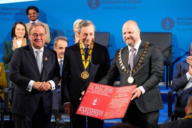 Verleihung des Internationalen Karlspreis 2026 in Aachen Professor Mario Draghi gemeinsam mit Armin Laschet, Vorsitzender des Karlspreis Direktorium, und Oberbuergermeister Michael Ziemons mit seiner Urkunde nach dem Erhalt des Karlspreises 2026 beim Festakt zur Verleihung des Internationalen Karlspreis 2026 im Kroenungssaal des Rathaus der Stadt Aachen, Aachen, 14.05.2026 Aachen NRW Deutschland