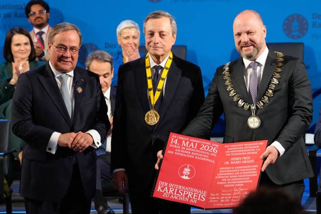 Verleihung des Internationalen Karlspreis 2026 in Aachen Professor Mario Draghi gemeinsam mit Armin Laschet, Vorsitzender des Karlspreis Direktorium, und Oberbuergermeister Michael Ziemons mit seiner Urkunde nach dem Erhalt des Karlspreises 2026 beim Festakt zur Verleihung des Internationalen Karlspreis 2026 im Kroenungssaal des Rathaus der Stadt Aachen, Aachen, 14.05.2026 Aachen NRW Deutschland