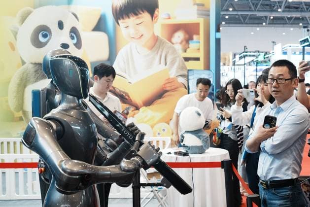 HRTE2026 Held in Hangzhou Viewers watch a robot band playing music at the 2nd Hangzhou International Humanoid Robot and Robot Technology Exhibition in Hangzhou, Zhejiang Province, China on May 14, 2026. Hangzhou Zhejiang China  Copyright: xCFOTOx i1778781919607