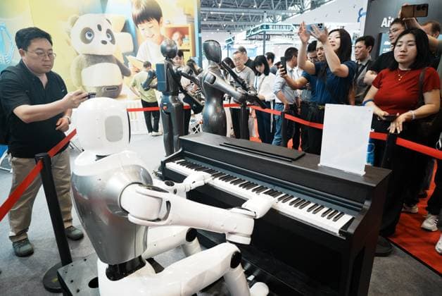 HRTE2026 Held in Hangzhou Viewers watch a robot band playing music at the 2nd Hangzhou International Humanoid Robot and Robot Technology Exhibition in Hangzhou, Zhejiang Province, China on May 14, 2026. Hangzhou Zhejiang China  Copyright: xCFOTOx i1778781919810