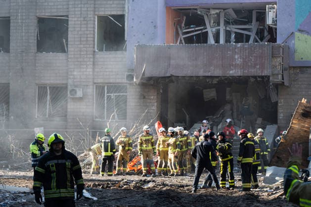 Kyiv comes under massive attack of Russian drones and missiles Rescuers from the State Emergency Service stand outside a building damaged by a Russian missile and drone strike in Kyiv, Ukraine, on May 14, 2026. Russia launched a massive attack on the Ukrainian capital, deploying more than 670 strike drones and 56 missiles of various types. The attack damaged 11 multi-storey residential buildings, cars, a supermarket, two car dealerships, two petrol stations, a business centre, and a service station. At least five people were killed, and 40 people were injured, including an infant., Credit:Danylo Antoniuk Ukrinform Avalon Ukraine, Kyiv Copyright: xDanyloxAntoniukx xUkrinformx xAvalonx 1098896541