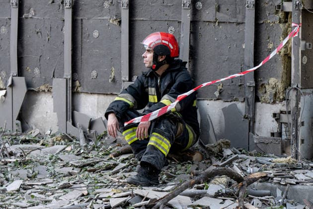 Kyiv comes under massive attack of Russian drones and missiles A rescuer sits on the ground among the rubble as he rests during a response effort to a Russian missile and drone strike in Kyiv, Ukraine, on May 14, 2026. Russia launched a massive attack on the Ukrainian capital, deploying more than 670 strike drones and 56 missiles of various types. The attack damaged 11 multi-storey residential buildings, cars, a supermarket, two car dealerships, two petrol stations, a business centre, and a service station. At least five people were killed, and 40 people were injured, including an infant., Credit:Danylo Antoniuk Ukrinform Avalon Ukraine, Kyiv Copyright: xDanyloxAntoniukx xUkrinformx xAvalonx 1098896599