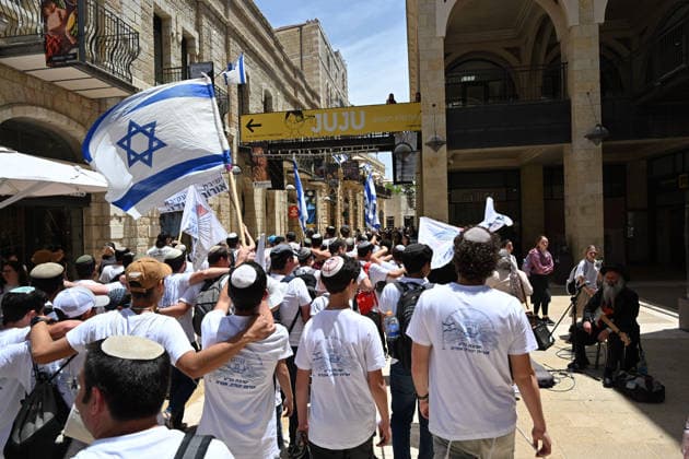 May 14, 2026, Jerusalem, Jerusalem, Israel: Paople are coming to pray and celebrate. Thousands of students and young Israelis from across the country gather at the Western Wall in Jerusalem to celebrate Jerusalem Day. Crowds dance, sing patriotic songs and wave Israeli flags during festive events and marches throughout the Old City. Jerusalem Israel  - ZUMAp227 20260514_zip_p227_008 Copyright: xPaulinaxPatimerx