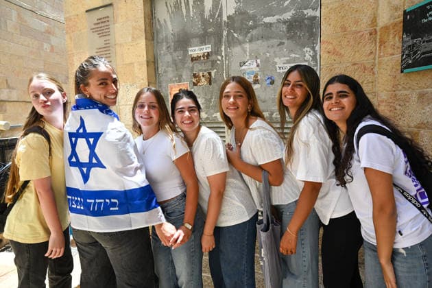 May 14, 2026, Jerusalem, Jerusalem, Israel: Paople are coming to pray and celebrate. Thousands of students and young Israelis from across the country gather at the Western Wall in Jerusalem to celebrate Jerusalem Day. Crowds dance, sing patriotic songs and wave Israeli flags during festive events and marches throughout the Old City. Jerusalem Israel - ZUMAp227 20260514_zip_p227_005 Copyright: xPaulinaxPatimerx