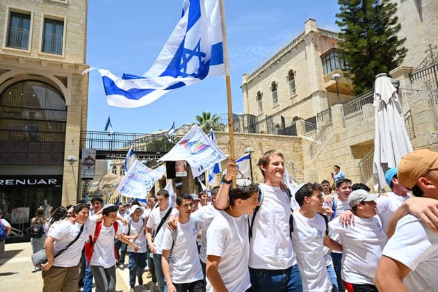 May 14, 2026, Jerusalem, Jerusalem, Israel: Paople are coming to pray and celebrate. Thousands of students and young Israelis from across the country gather at the Western Wall in Jerusalem to celebrate Jerusalem Day. Crowds dance, sing patriotic songs and wave Israeli flags during festive events and marches throughout the Old City. Jerusalem Israel - ZUMAp227 20260514_zip_p227_007 Copyright: xPaulinaxPatimerx