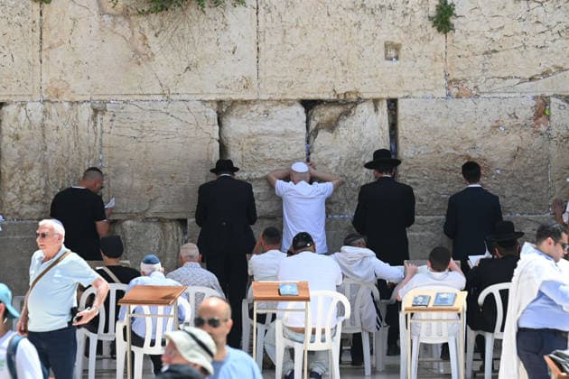 May 14, 2026, Jerusalem, Jerusalem, Israel: Paople are coming to pray and celebrate. Thousands of students and young Israelis from across the country gather at the Western Wall in Jerusalem to celebrate Jerusalem Day. Crowds dance, sing patriotic songs and wave Israeli flags during festive events and marches throughout the Old City. Jerusalem Israel - ZUMAp227 20260514_zip_p227_009 Copyright: xPaulinaxPatimerx