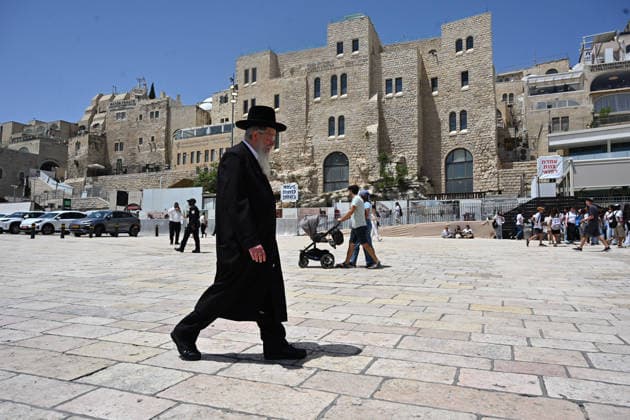 May 14, 2026, Jerusalem, Jerusalem, Israel: Paople are coming to pray and celebrate. Thousands of students and young Israelis from across the country gather at the Western Wall in Jerusalem to celebrate Jerusalem Day. Crowds dance, sing patriotic songs and wave Israeli flags during festive events and marches throughout the Old City. Jerusalem Israel  - ZUMAp227 20260514_zip_p227_012 Copyright: xPaulinaxPatimerx