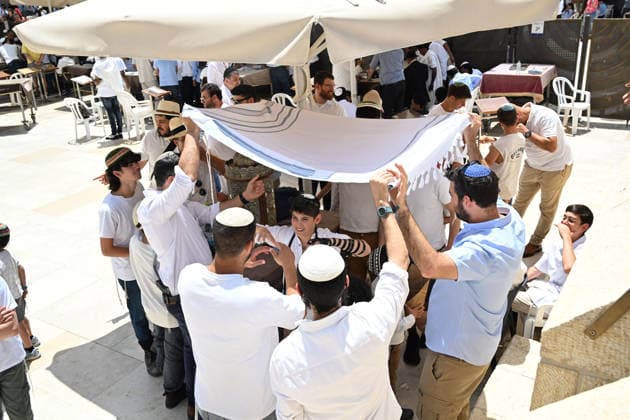 May 14, 2026, Jerusalem, Jerusalem, Israel: Paople are coming to pray and celebrate. Thousands of students and young Israelis from across the country gather at the Western Wall in Jerusalem to celebrate Jerusalem Day. Crowds dance, sing patriotic songs and wave Israeli flags during festive events and marches throughout the Old City. Jerusalem Israel  - ZUMAp227 20260514_zip_p227_014 Copyright: xPaulinaxPatimerx