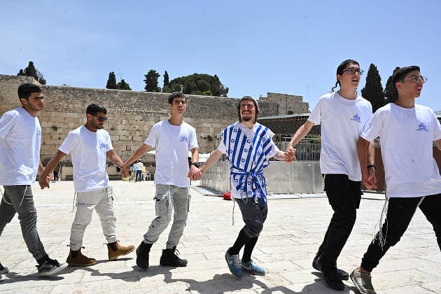 May 14, 2026, Jerusalem, Jerusalem, Israel: Paople are coming to pray and celebrate. Thousands of students and young Israelis from across the country gather at the Western Wall in Jerusalem to celebrate Jerusalem Day. Crowds dance, sing patriotic songs and wave Israeli flags during festive events and marches throughout the Old City. Jerusalem Israel  - ZUMAp227 20260514_zip_p227_018 Copyright: xPaulinaxPatimerx