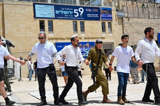 May 14, 2026, Jerusalem, Jerusalem, Israel: Paople are coming to pray and celebrate. Thousands of students and young Israelis from across the country gather at the Western Wall in Jerusalem to celebrate Jerusalem Day. Crowds dance, sing patriotic songs and wave Israeli flags during festive events and marches throughout the Old City. Jerusalem Israel - ZUMAp227 20260514_zip_p227_016 Copyright: xPaulinaxPatimerx