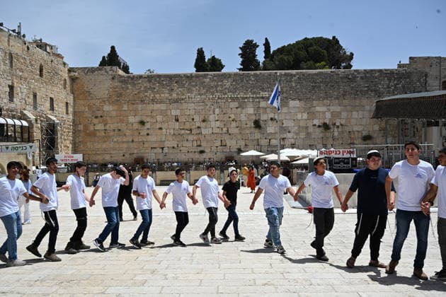 May 14, 2026, Jerusalem, Jerusalem, Israel: Paople are coming to pray and celebrate. Thousands of students and young Israelis from across the country gather at the Western Wall in Jerusalem to celebrate Jerusalem Day. Crowds dance, sing patriotic songs and wave Israeli flags during festive events and marches throughout the Old City. Jerusalem Israel  - ZUMAp227 20260514_zip_p227_020 Copyright: xPaulinaxPatimerx