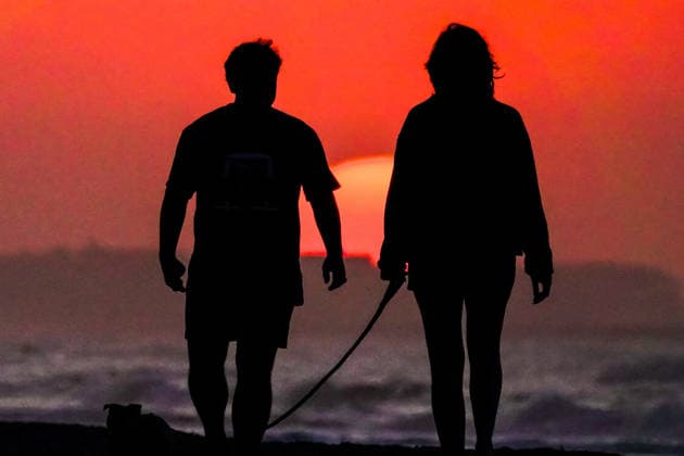 May 14, 2026, Isle Of Palms, Sc, United States: A couple silhouetted by the sunrise over the Atlantic Ocean on a hazy morning along Front Beach, May 14, 2026 in Isle of Palms, South Carolina. Isle Of Palms United States - ZUMAe02_ 20260514_zaf_e02_001 Copyright: xRichardxEllisx