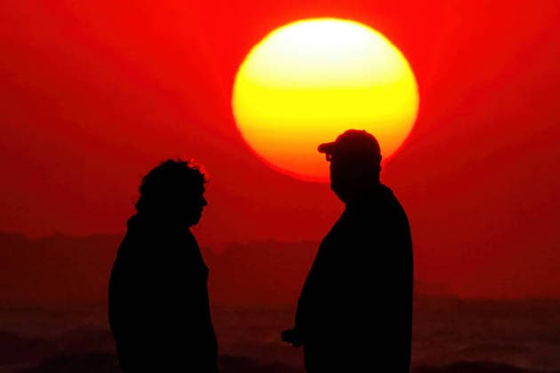 May 14, 2026, Isle Of Palms, Sc, United States: A couple silhouetted by the sunrise over the Atlantic Ocean on a hazy morning along Front Beach, May 14, 2026 in Isle of Palms, South Carolina. Isle Of Palms United States - ZUMAe02_ 20260514_zaf_e02_010 Copyright: xRichardxEllisx