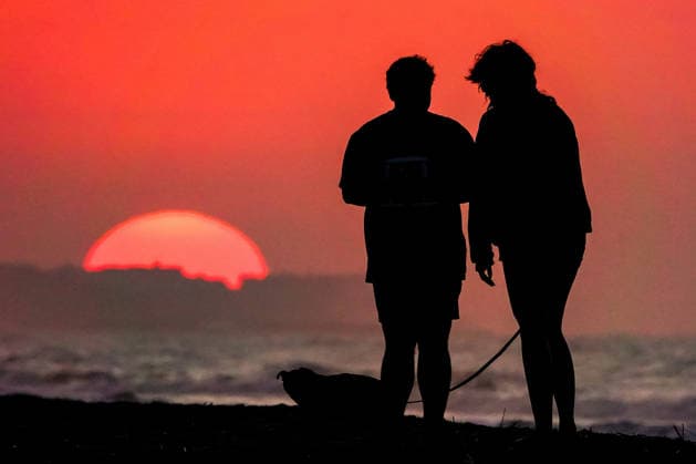 May 14, 2026, Isle Of Palms, Sc, United States: A couple silhouetted by the sunrise over the Atlantic Ocean on a hazy morning along Front Beach, May 14, 2026 in Isle of Palms, South Carolina. Isle Of Palms United States - ZUMAe02_ 20260514_zaf_e02_011 Copyright: xRichardxEllisx