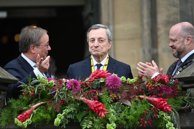 from l Armin LASCHET, Chairman of the Charlemagne Prize Board of Directors, Charlemagne Prize laureate Prof Dr Mario DRAGHI, Dr Michael ZIEMONS, Lord Mayor of the City of Aachen, balcony scene of the International Charlemagne Prize of the City of Aachen, award ceremony for Prof Dr Mario Draghi, former Italian Prime Minister and former Director of the ECB, awar