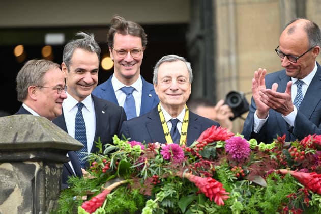 f l Armin LASCHET, Chairman of the Charlemagne Prize Board of Directors, Kyriakos MITSOTAKIS, Greek Prime Minister, Hendrik WUEST, Wüst, CDU, Prime Minister of North Rhine-Westphalia, Charlemagne Prize winner Prof Dr Mario DRAGHI, Federal Chancellor Friedr