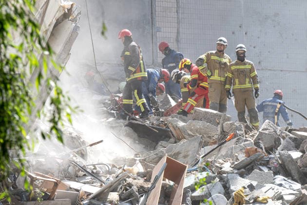 Rescuers from the State Emergency Service remove the rubble at a nine-storey apartment block damaged by a Russian missile and drone strike in Kyiv, Ukraine, on May 14, 2026. Russia launched a massive attack on the Ukrainian capital, deploying more than 670 strike drones and 56 missiles of various types. The attack damaged 11 multi-storey residential buildings, cars, a supermarket, two car dealerships, two petrol stations, a business centre, and a service station. At least five people were killed, and 40 people were injured, including an infant. (Photo by Danylo Antoniuk Ukrinform) Kyiv comes under massive attack of Russian drones and missiles Copyright: xDanyloxAntoniukx