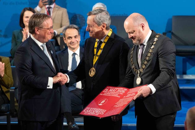 from l Armin LASCHET, Chairman of the Charlemagne Prize Board of Directors, Charlemagne Prize Laureate Prof Dr Mario DRAGHI, Dr Michael ZIEMONS, Lord Mayor of the City of Aachen, International Charlemagne Prize of the City of Aachen, Award ceremony for Prof Dr Mario Draghi, former Italian Prime Minister and former Director of the ECB, Award ceremony in the City Hall of Aa