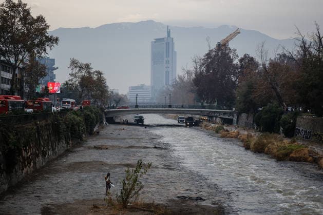 Santiago, May 14, 2026 The metropolitan presidential delegation headed by German Codina, along with the departments of sanitation and security of the municipality of Santiago carried out the eviction of Rucos on the banks of the Mapocho River Diego Martin Aton Chile, Aton 1155396 jpeg  Copyright: DIEGOxMARTIN ATONxCHILE