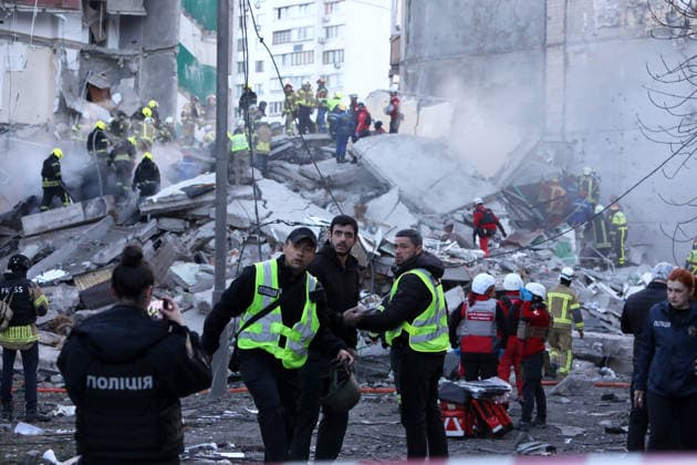 Police officers stand guard during a response effort at nine-storey apartment blocks damaged by a Russian missile and drone strike in Kyiv, Ukraine, on May 14, 2026. Russia launched a massive attack on the Ukrainian capital, deploying more than 670 strike drones and 56 missiles of various types. The attack damaged 11 multi-storey residential buildings, cars, a supermarket, two car dealerships, two petrol stations, a business centre, and a service station. At least seven people were killed, and 39 people were injured, including an infant. (Photo by Oleksandr Klymenko Ukrinform) Kyiv comes under massive attack of Russian drones and missiles Copyright: xOleksandrxKlymenkox