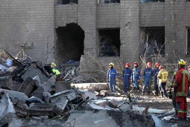 Rescuers from the State Emergency Service watch a response effort outside a nine-storey apartment block damaged by a Russian missile and drone strike in Kyiv, Ukraine, on May 14, 2026. Russia launched a massive attack on the Ukrainian capital, deploying more than 670 strike drones and 56 missiles of various types. The attack damaged 11 multi-storey residential buildings, cars, a supermarket, two car dealerships, two petrol stations, a business centre, and a service station. At least seven people were killed, and 39 people were injured, including an infant. (Photo by Oleksandr Klymenko Ukrinform) Kyiv comes under massive attack of Russian drones and missiles Copyright: xOleksandrxKlymenkox