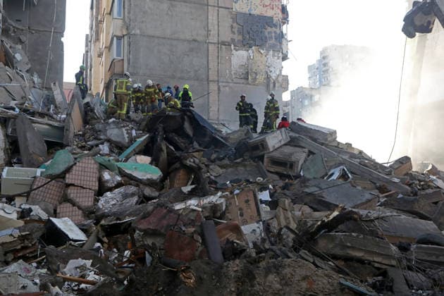 Rescuers from the State Emergency Service remove the rubble at a nine-storey apartment block damaged by a Russian missile and drone strike in Kyiv, Ukraine, on May 14, 2026. Russia launched a massive attack on the Ukrainian capital, deploying more than 670 strike drones and 56 missiles of various types. The attack damaged 11 multi-storey residential buildings, cars, a supermarket, two car dealerships, two petrol stations, a business centre, and a service station. At least seven people were killed, and 39 people were injured, including an infant. (Photo by Oleksandr Klymenko Ukrinform) Kyiv comes under massive attack of Russian drones and missiles Copyright: xOleksandrxKlymenkox
