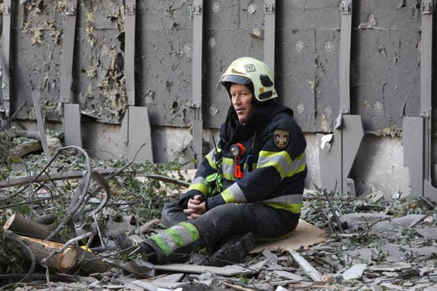 A rescuer sits on the ground among the rubble as he rests during a response effort to a Russian missile and drone strike in Kyiv, Ukraine, on May 14, 2026. Russia launched a massive attack on the Ukrainian capital, deploying more than 670 strike drones and 56 missiles of various types. The attack damaged 11 multi-storey residential buildings, cars, a supermarket, two car dealerships, two petrol stations, a business centre, and a service station. At least seven people were killed, and 39 people were injured, including an infant. (Photo by Oleksandr Klymenko Ukrinform) Kyiv comes under massive attack of Russian drones and missiles Copyright: xOleksandrxKlymenkox