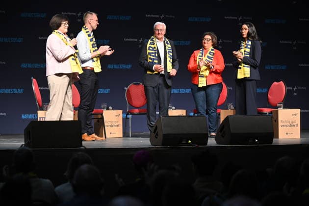 Podiumsdiskussion Wir sind die Demokratie - Ein Ehrentag fuer Zusammenhalt und Engagement auf dem Katholikentag in Wuerzburg. (Foto vom 14.05.2026: Moderatorin Anne Reidt; Henner Gaedtke (Gädtke), ehrenamtlicher Vorsitzender des Bunds der Deutschen Kath. Jugend; Bundespraesident Frank-Walter Steinmeier; Nadine Mersch, Vorsitzende des Dioezesankomitees im Erzbistum Paderborn; Christiane Mueller (Müller), Vorstand des Regionalverbands des Bunds der Deutschen kath. Jugend Aschaffenburg (v.l.n.r)) Bis Sonntag werden beim 104. Deutschen Katholikentag unter dem biblischen Leitwort Hab Mut, steh auf! mehrere zehntausend Teilnehmende zu insgesamt 900 Veranstaltungen erwartet. Das Treffen soll angesichts von Krieg, Klimawandel, sozialer Spaltung Copyright: epd-bild DanielxPeter epd-Katholikentag_Wuerzburg75-kopieren.jpeg