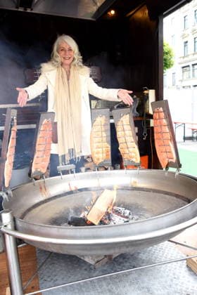 Linda Jo Rizzo singer at the flamed salmon stand Munich14 05 2026 Wittelsbacherplatz Hamburg fish market opening photo Munich