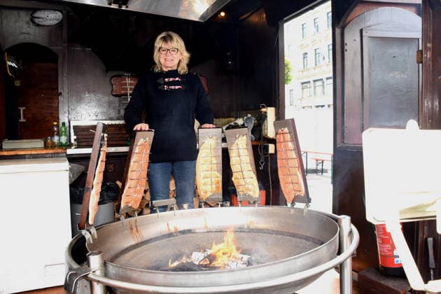 Dr. Evelyne Menges City Councilor at the Flammlachsstand Muenchen 14 05 2026 Wittelsbacherplatz Hamburg Fish Market Opening Photo Muenchen