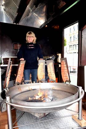 Dr. Evelyne Menges City Councilor at the Flammlachsstand Muenchen 14 05 2026 Wittelsbacherplatz Hamburg Fish Market Opening Photo Muenchen
