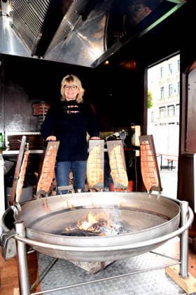 Dr. Evelyne Menges City Councilor at the Flammlachsstand Muenchen 14 05 2026 Wittelsbacherplatz Hamburg Fish Market Opening Photo Muenchen