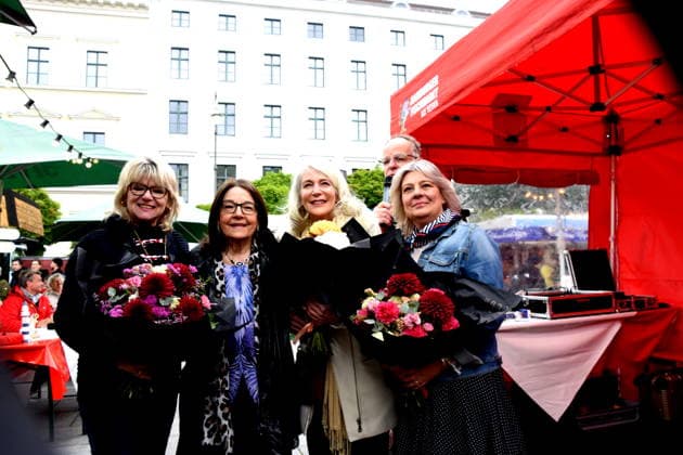 Dr Evelyne Menges Stadtraetin Stefen Nana Saengerin Nana Mouskuri Duoble Tanja Steiling Saengerin Hamburger Fischmarkt Linda Jo Rizzo Saengerin Stefan Wolter Hamburger Fischmarkt Moderator Muenchen 14 05 2026 Wittelsbacherplatz Hamburger Fischmarkt Eroöffnung Foto Muenchen