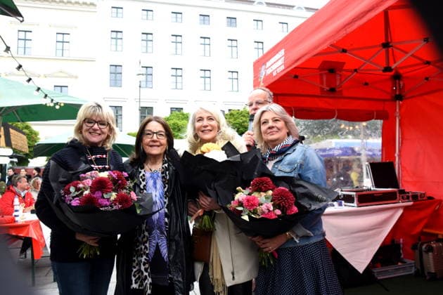 Dr Evelyne Menges Stadtraetin Stefen Nana Saengerin Nana Mouskuri Duoble Tanja Steiling Saengerin Hamburger Fischmarkt Linda Jo Rizzo Saengerin Stefan Wolter Hamburger Fischmarkt Moderator Muenchen 14 05 2026 Wittelsbacherplatz Hamburger Fischmarkt Eroöffnung Foto Muenchen