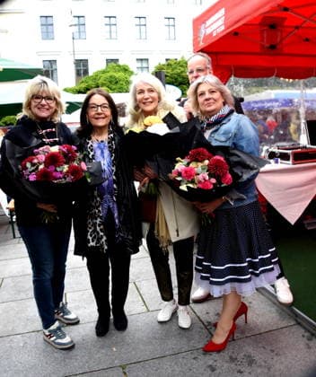 Dr Evelyne Menges Stadtraetin Stefen Nana Saengerin Nana Mouskuri Duoble Tanja Steiling Saengerin Hamburger Fischmarkt Linda Jo Rizzo Saengerin Stefan Wolter Hamburger Fischmarkt Moderator Muenchen 14 05 2026 Wittelsbacherplatz Hamburger Fischmarkt Eroöffnung Foto Muenchen